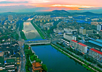 Blick über das abendliche Xuzhou vor einer untergehenden Sonne