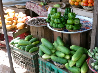 Ein Marktstand mit Gemüse in Kati