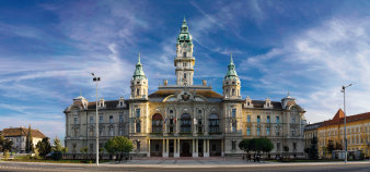 Das Rathaus vor blauem Himmel