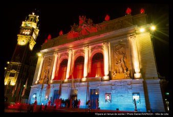 Die Oper von Lille am Abend in buntem Licht beleuchtet