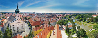 Rundumblick über Györ, eine Kirche im Vordergrund