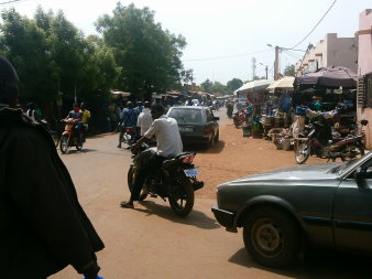 Eine belebte Marktstraße in Kati