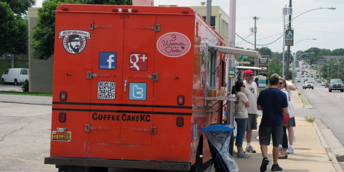 Ein roter Foodtruck der Kaffee und Kuchen in Shwanee verkauft