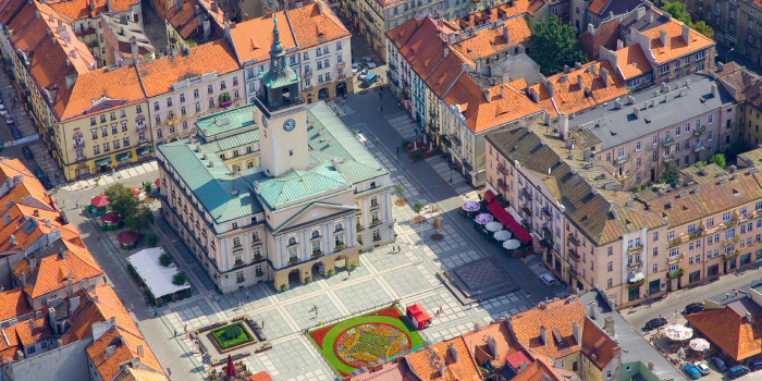 Luftaufnahme eines zentralen Platzes mit Gebäuden