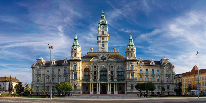 Das Rathaus vor blauem Himmel