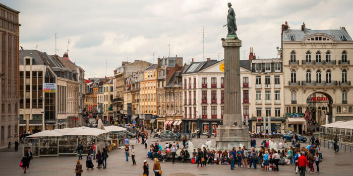 Altstadt von Lyon mit einem von Häusern umsäumten Platz mit Obelisk