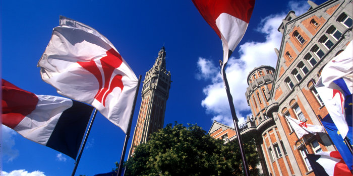 Rathaus von Lille mit den Fahnen der Stadt und des Landes im Vordergrund