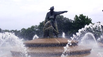 Feuerwehrbrunnen und Denkmal mit zwei Feuerwehrleuten aus Bronze