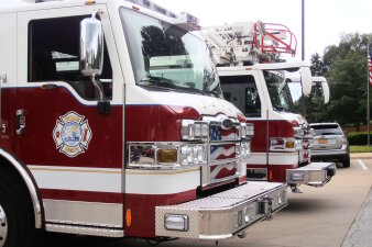 Feuerwehrfahrzeuge mit Feuerwehrlogo von Fire Dept Shawnee