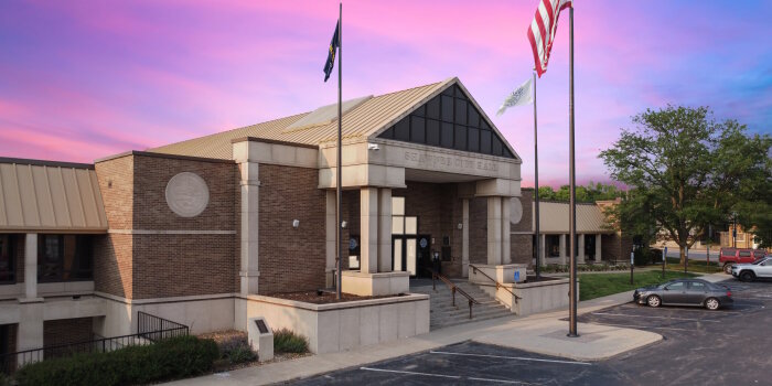 Shawnee City Hall mit USA Flagge und rosa blauem Himmel im Hintergrund