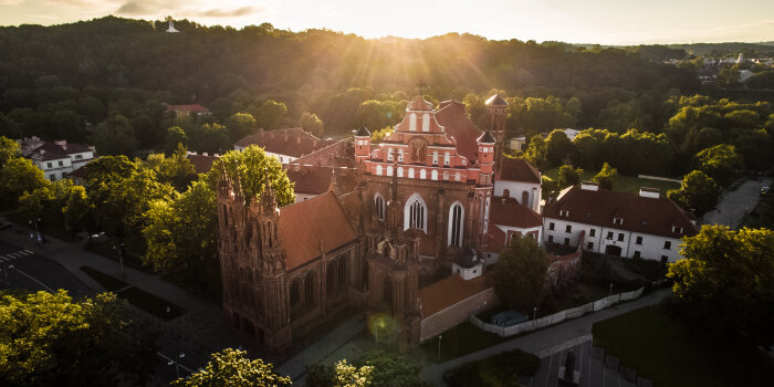 Sommertag in der Partnerstadt Vilnius Altstadt St. Anna-Kirche