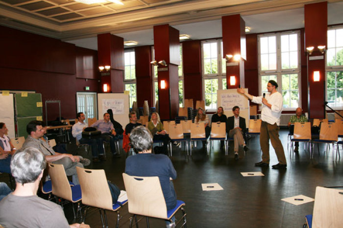 Themenbild Beteiligung, Forum, Diskussion Gruppe von Perosnen in Diskussion