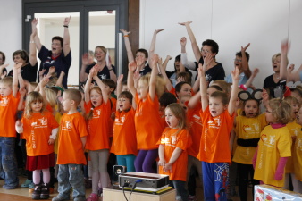 Kita-Kinder bei der Vorführung des einstudierten Programms für die Gäste der Eröffnungsfeier.