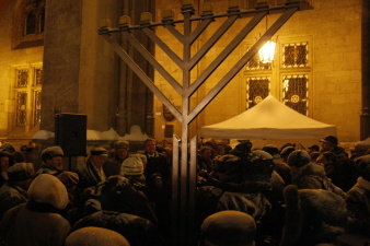 Menschenmenge um den Chanukka-Leuchter vor dem Rathaus.