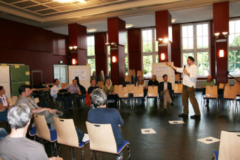 Foto: Forum Klimaschutzkonzept © Stadtverwaltung Erfurt Der Moderator ermuntert die ca. 20 Teilnehmer im Haus der sozialen Dienste zur Diskussion.