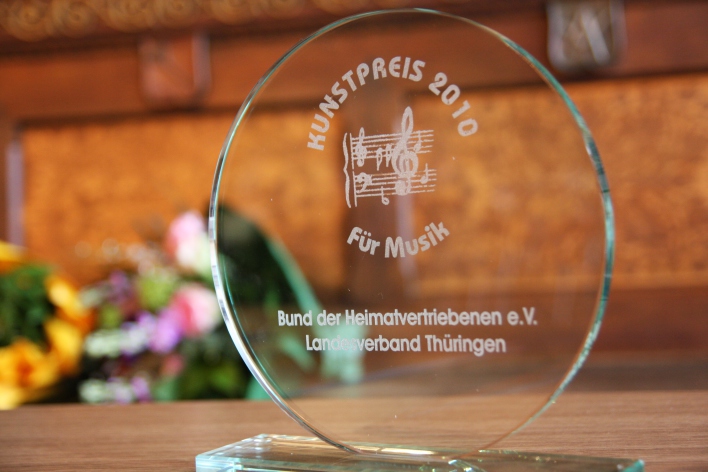 Foto: Kunstpreis für Musik © Stadtverwaltung Erfurt Der Kunstpreis für Musik in Form einer Glasscheibe auf einem Glasständer