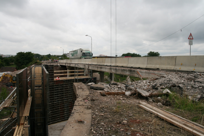 Foto: West-Ost-Baustellenansicht vom Ersatzneubau der Brücke in der Straße der Nationen. © Stadtverwaltung Erfurt Baustelle einer Betonbrücke