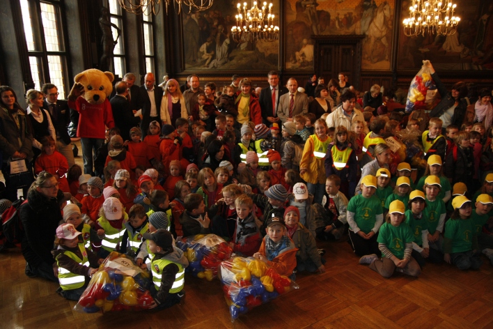 Foto: Übergabe Rennenten © Stadtverwaltung Erfurt Zahlreiche Kinder im Rathausfestsaal