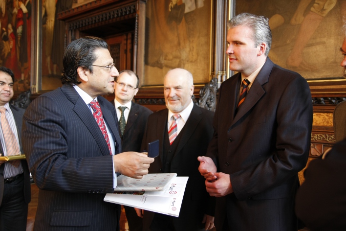 Botschafter Kamal nimmt von OB Bausewein eine Erfurt-Medaille in Empfang. Im Hintergrund:die Beigeordneten Ingo Mlejnek (li.) und Manfred Wohlgefahrt. 