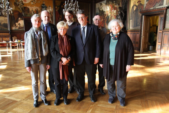 Foto: Fachbeiratsmitglieder © Stadtverwaltung Erfurt Die Fachbeiratsmitglieder, drei Frauen und vier Männer, stehen im Rathausfestsaal.