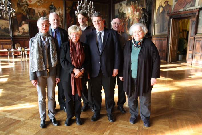 Die Fachbeiratsmitglieder, drei Frauen und vier Männer, stehen im Rathausfestsaal.