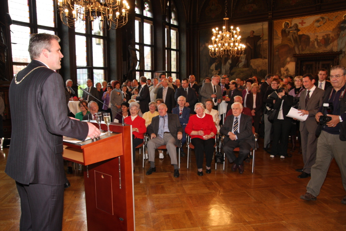 Foto: Jahresempfang © Stadtverwaltung Erfurt Der Oberbürgermeister hält vom Pult aus Rückschau vor vielen Gästen.