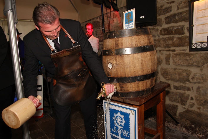 Foto: Das Fass wird angezapft © Stadtverwaltung Erfurt Ein Mann zapft ein Bierfass an.