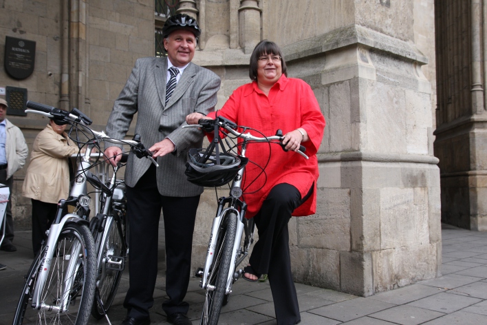 Ein Mann und eine Frau mit einem E-Bike.