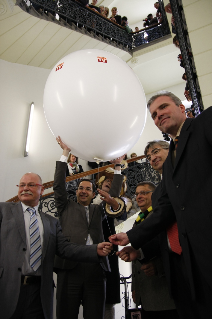 Sanfter Start: Oberbürgermeister Andreas Bausewein ließ mit seinen Amtskollegen Schwind und Eisenbrand sowie Staatssekretär Peter Zimmermann und Jochen Fasco den Startballon entschweben