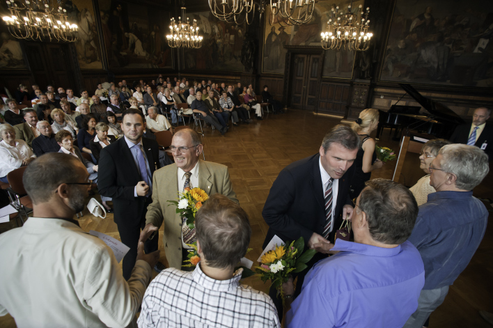 Oberbürgermeister Andreas Bausewein gratuliert Blutspendern im Festsaal des Rathauses