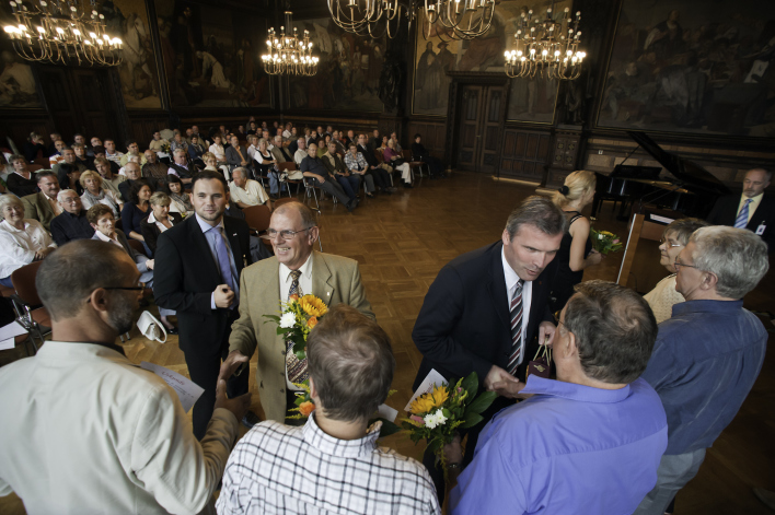Foto: Blutspenderehrung © Stadtverwaltung Erfurt Oberbürgermeister Andreas Bausewein gratuliert Blutspendern im Festsaal des Rathauses
