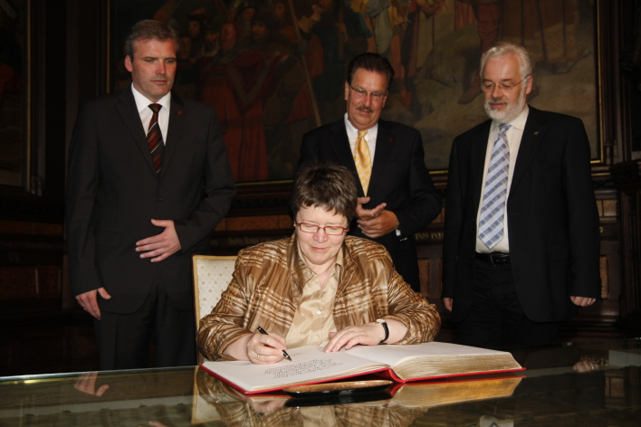 Bischöfin Ilse Junkermann beim Eintrag in das Goldene Buch der Landeshauptstadt, hinter ihr Oberbürger-meister Andreas Bausewein, Beigeordneter Dietrich Hagemann und Propst Siegfried Kasparick.