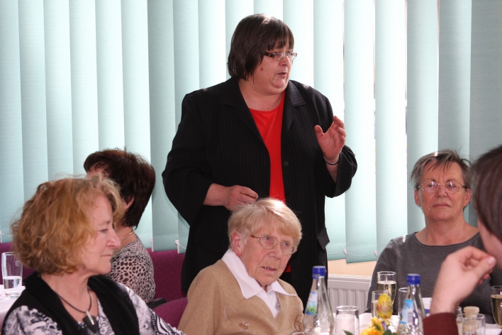 Bürgermeisterin Tamara Thierbach spricht im Seniorenclub zu Seniorinnen.