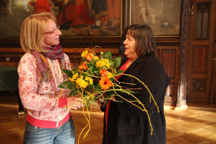 Foto: Neubürgerempfang © Stadtverwaltung Erfurt Eine Neubürgerin erhält von der Bürgermeisterin einen Blumenstrauß.