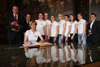 Eintrag in das Goldene Buch für die Damen des SWE Volley-Teams
