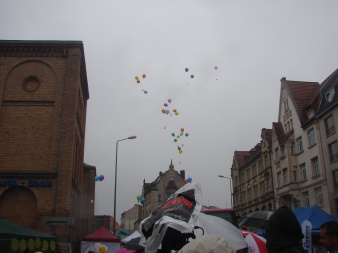 Luftballons weit über dem Himmel