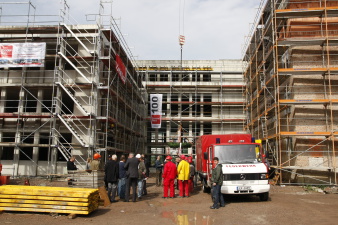 Foto - Richtfest im Bürgeramt „Alte Feuerwache“, Rohbau mit Baugerüst