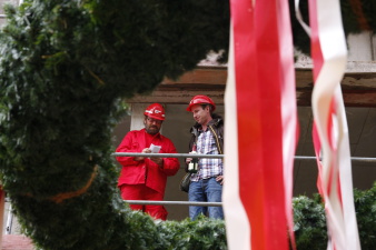 Foto - Richtfest im Bürgeramt „Alte Feuerwache“, Blick durch den Kranz