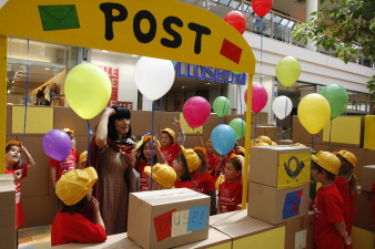 Foto - Kinder mit gelben Bauarbeiterhelmen bei der Eröffnung der Kinderstadt Knirpsala