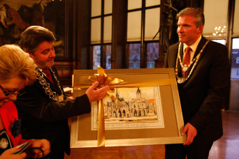 Foto: Städtepartnerschaft Erfurt - Kalisz erneuert © Stadtverwaltung Erfurt Übergabe der erneuerten Urkunde zur Städtepartnerschaft Erfurt, Kalisz sowie Mainz im Rathausfestsaal