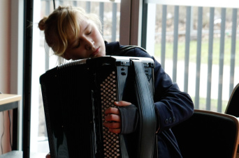 Foto: Musik im neuen Stadtteilzentrum Moskauer Platz © Satdtverwaltung Erfurt Akkordeon spielende junge Frau