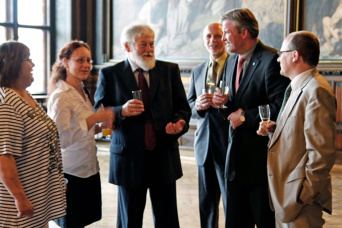 Foto - Oberbürgermeister Andreas Bausewein, der Baubeigeordnete Ingo Mlejnek sowie BürgermeisterinTamara Thierbach empfangen Dr. Pavel Herman (mitte) im Rathausfestsaal.