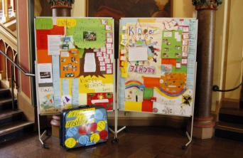 Ausstellung im Rathaus: "Kinderrechte-Koffer"
