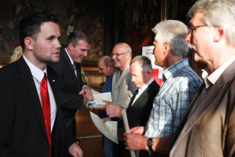 stehende Menschengruppe im Saal