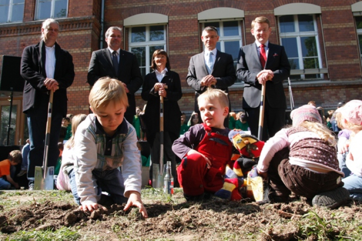 Foto - Evangelische Grundschule lud zum symbolischen Spatenstich