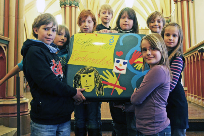 Foto: Kinderrechtekoffer © Stadtverwaltung Erfurt Die Grundschüler vom Wiesenhügel werden sich bis April 2012 mit Kinderrechten beschäftigen und den Koffer mit ihren Wünschen und Ideen füllen.