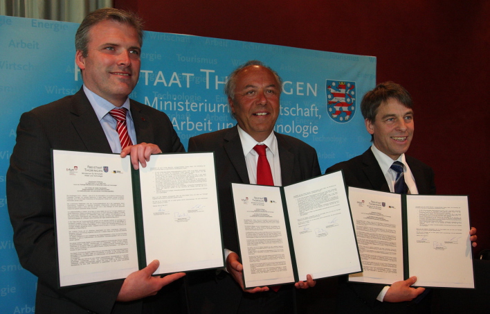 Foto - Oberbürgermeister Andreas Bausewein, Wirtschaftsminister Matthias Machnig und Jenas OB Albrecht Schröter unterzeichneten heute die entsprechenden Kooperationsvereinbarungen mit dem Freistaat.