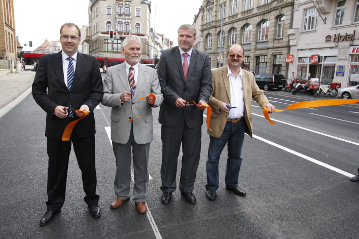 Oberbürgermeister Andreas Bausewein durchschnitt gemeinsam mit dem Leiter des Tiefbau- und Verkehrsamtes, Herrn Gerhard Glanz, sowie Herrn Putz (links) von der Thomas Bau GmbH und Stadtratsmitglied Andreas Huck (rechts) das Band zur Verkehrsfreigabe.