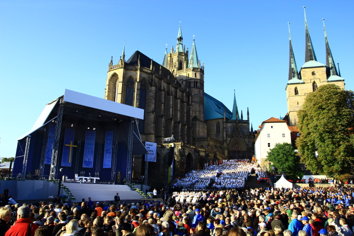 Foto: Papstbesuch Eucharistiefeier 24.09.2011 © Stadtverwaltung Erfurt Papst vor 27.900 Gottesdienstteilnehmern und der eindrucksvollen Kulisse von Dom St. Marien und der St. Severikirche