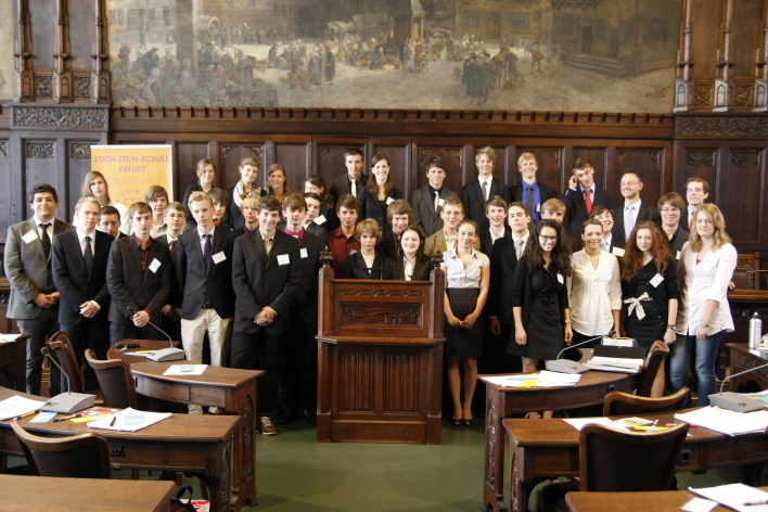 Im Rahmen einer Schulprojektwoche nehmen Schülerinnen und Schüler der achten, neunten und zehnten Klassen am Edith-Stein-Parlament teil.